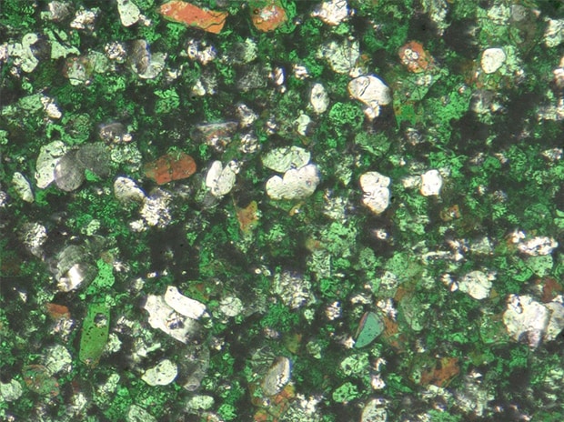 Superficie verniciata di un'auto, 1000x, osservazione con illuminazione coassiale