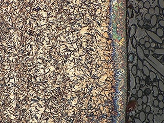 Struttura metallica contenente fibre di carbonio