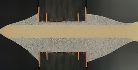 Immagine in stitch di una sezione trasversale di un pin di connettore saldato