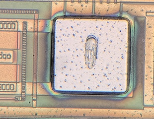 Osservazione e misurazione di wafer di semiconduttori e modelli di circuiti integrati mediante microscopi