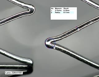 Immagine HDR del puntone di uno stent e misurazione del raggio di curvatura (150x)
