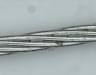 Osservazione di un filo implantare con il microscopio digitale 4K Serie VHX