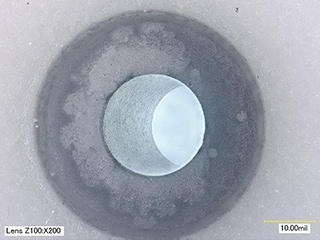 Ispezione dell'aspetto della superficie del componente di un pacemaker e della parete laterale di un foro (200x)