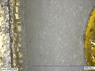 Ispezione dell'aspetto della superficie del componente di un pacemaker e della parete laterale di un foro (500x)